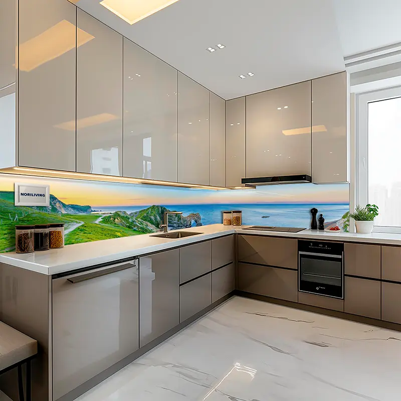 Graue moderne Küche mit Panorama-Glasrückwand Meerblick