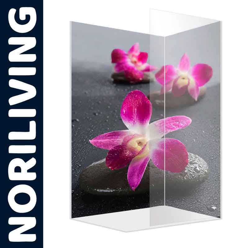 Transparente Duschwand aus Acrylglas mit violetten Orchideen auf einem schwarzen Steinhintergrund