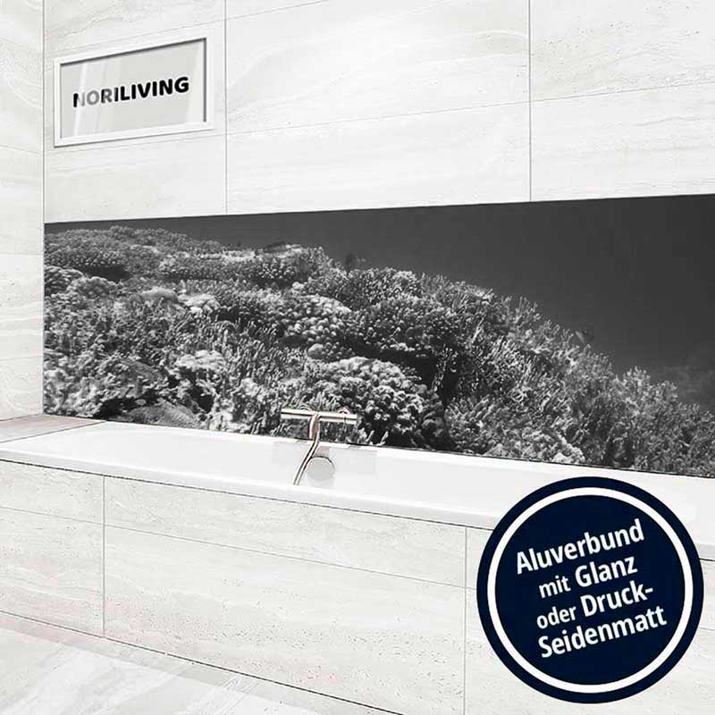 Weißes Badezimmer mit einer Badewanne und einem schwarz-weißen Aluverbund Wandbild im Hintergrund