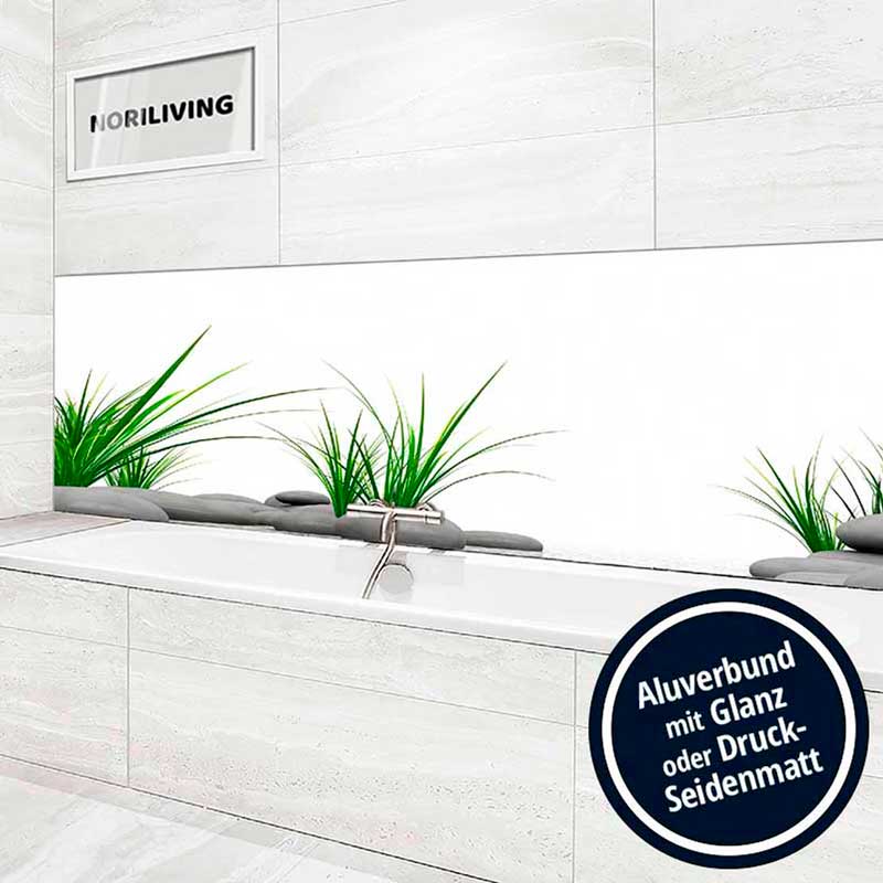 Badezimmer mit weißer Badewanne, grünen Pflanzen und modernen Design-Elementen in Aluverbund