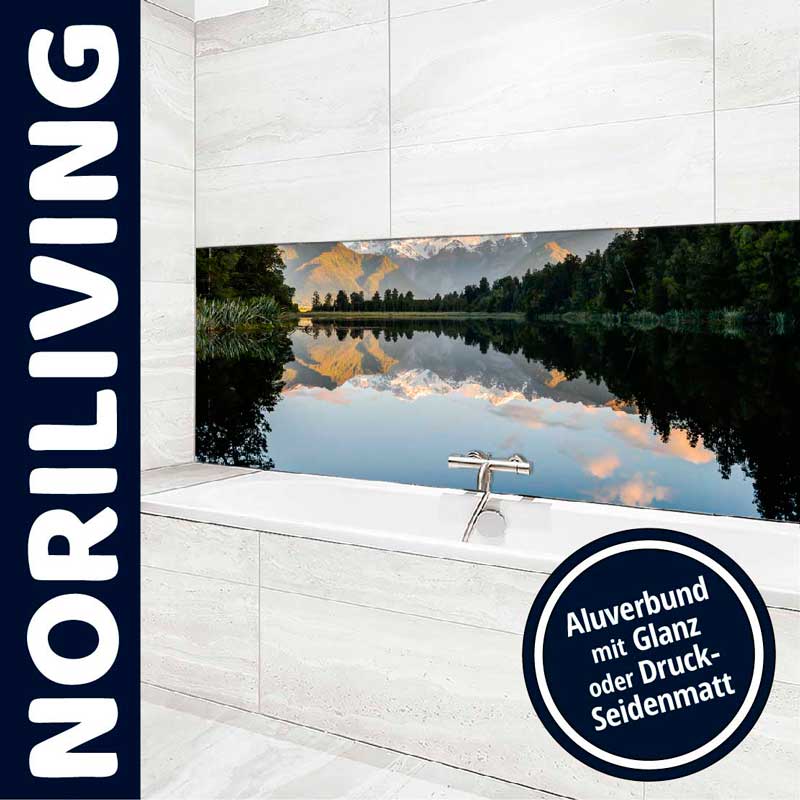 Modernes Badezimmer mit atemberaubender Landschaftsfotografie an der Wand und Markenlabel Noriliving