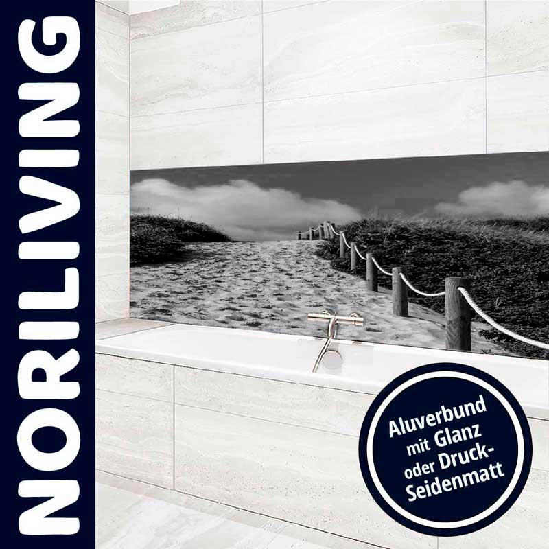 Modernes Badezimmer mit Alubild an der Wand Schwarz-Weiß-Fotografie eines Strandweg-Motivs auf Alu-Dibond im Badezimmer