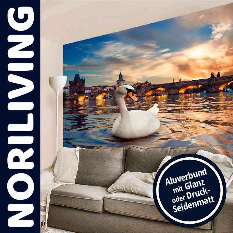 Moderne Wohnzimmerdekoration mit Schwan und Brücke im Sonnenuntergang Ein stilvoll eingerichtetes Wohnzimmer mit einer Fototapete, die einen Schwan im Wasser vor einer beleuchteten Brücke bei Sonnenuntergang zeigt. NORILIVING Dekoration in Aluverbund mit Glanz- oder Druck-Seidenmatt-Optionen.