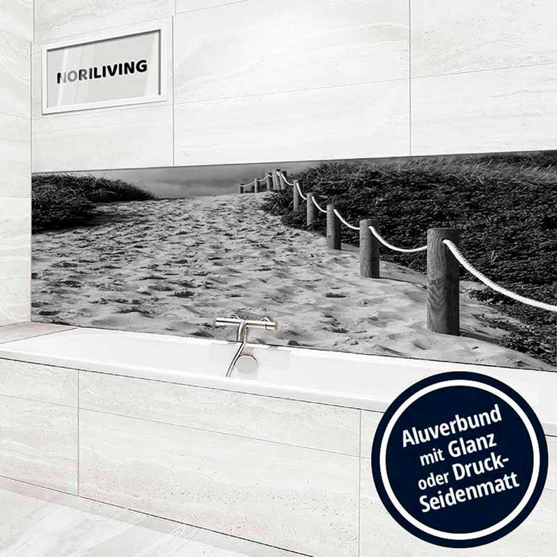 Dekorative Wandverkleidung aus Aluverbund mit Strandmotiv im Badezimmer Badezimmer mit Aluverbund-Wandverkleidung, die ein Strandmotiv zeigt. Erhältlich in Glanz oder Druck-Seidenmatt.