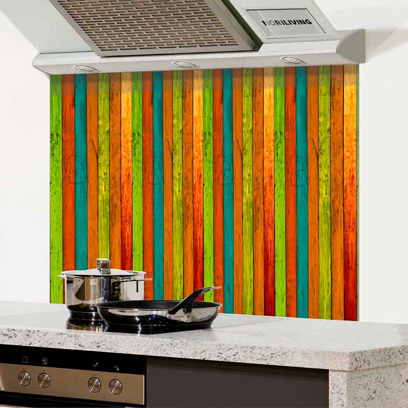 Bunte Küchenspritzschutz mit Holzdesign hinter Kochfeld Bunte Küchenspritzschutz mit vertikalem Holzdesign hinter einem modernen Kochfeld