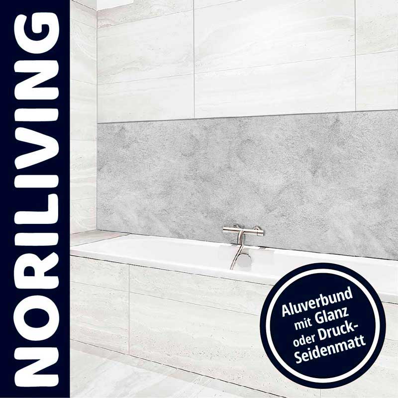 Modernes Badezimmer mit Aluverbund-Wandverkleidung und Badewanne in glänzender oder druck-seidenmatter Optik