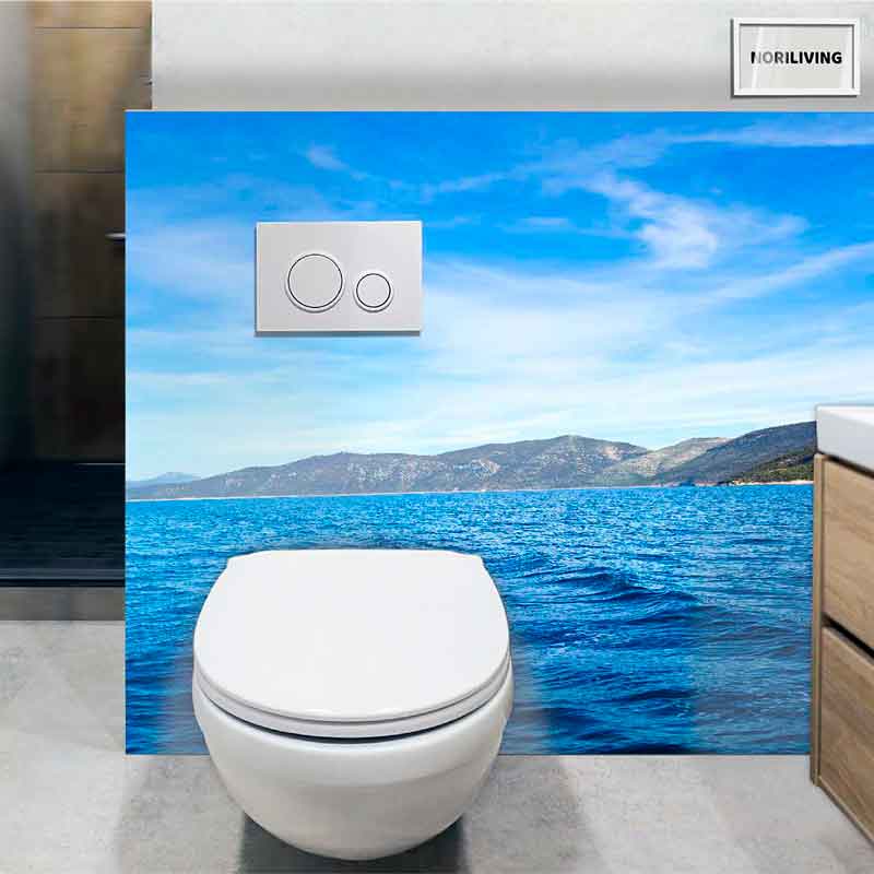 WC mit Hintergrundbild eines Ozeans und blauen Himmels im modernen Badezimmer