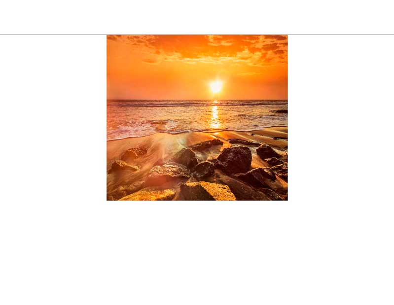 Dramatischer Sonnenuntergang über dem Meer, mit goldenen Reflexionen im Wasser und Felsen im Vordergrund