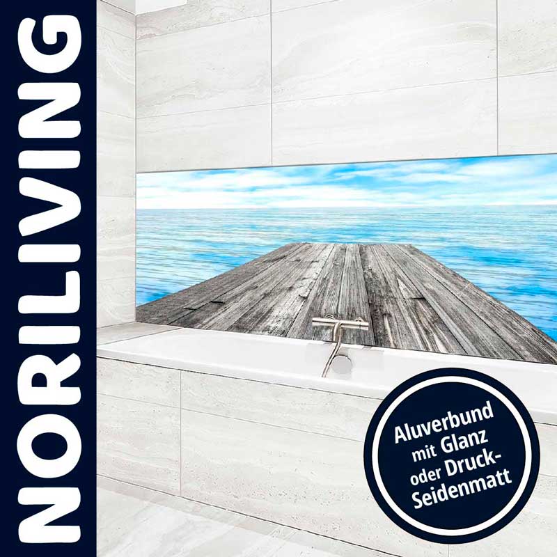 Hochwertige Aluverbund-Dekorplatte für Badezimmer mit maritimem Motiv Elegantes Badezimmer mit einer Aluverbund-Dekorplatte; zeigt ein Meer mit Holzsteg, Marke Noriliving, in Glanz oder Druck-Seidenmatt erhältlich