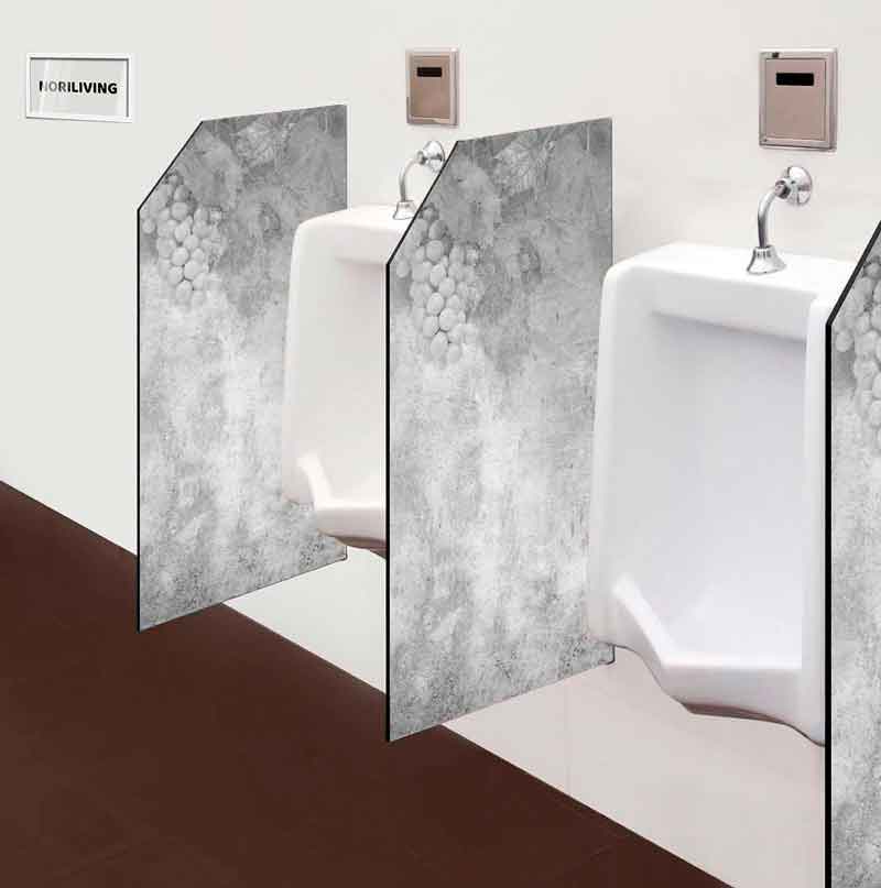 Zwei weiße Urinale mit stilvollen Trennwänden in einem öffentlichen Waschraum