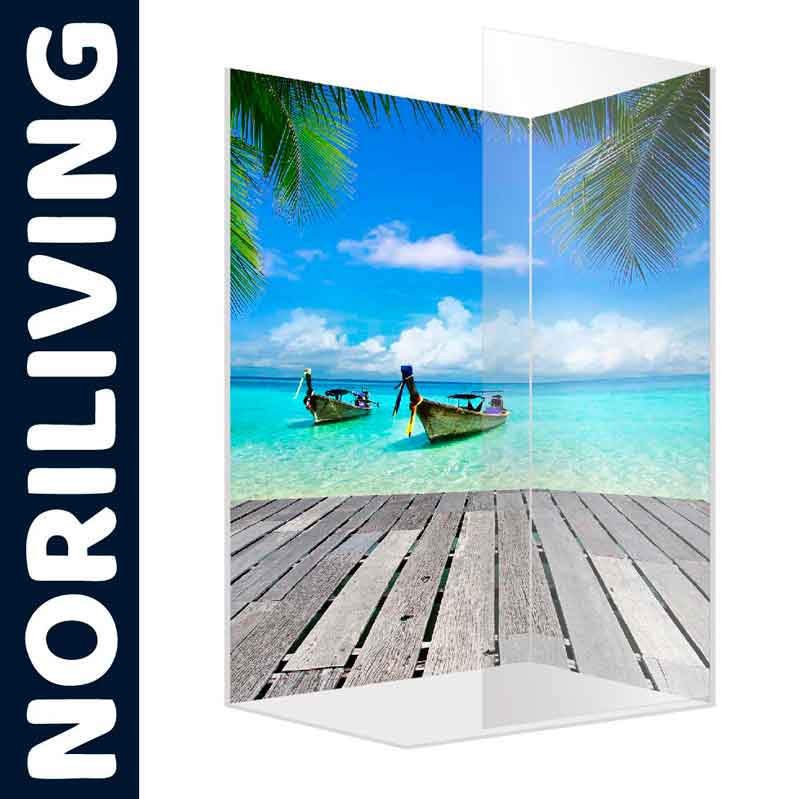 Duschwand mit tropischem Strandmotiv und Booten von Noriliving