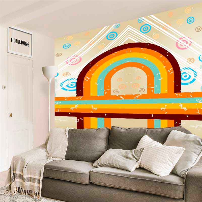 Gemütliches Wohnzimmer mit grauem Sofa und bunter Retro-Wandtapete in Erdfarben und Blau.