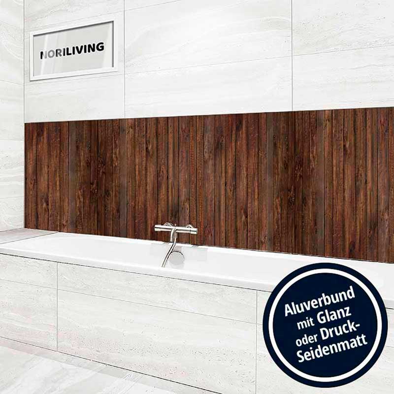 Moderner Badezimmerweiß mit Badewanne und dekorativer Holzrückwand, Aluverbund-Option wählbar