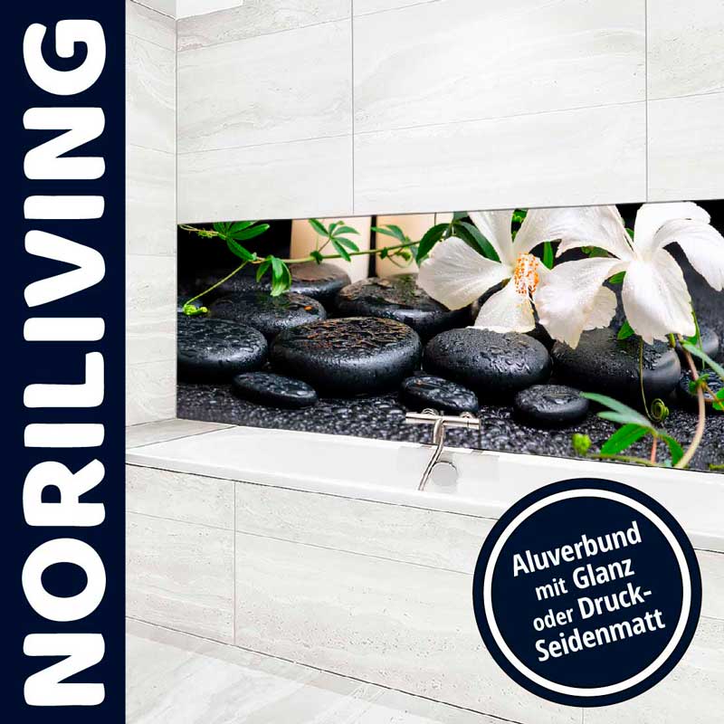 Küchendekoration mit schwarzer Steinoberfläche und weißen Blumen auf Aluverbund-Rückwand von Noriliving