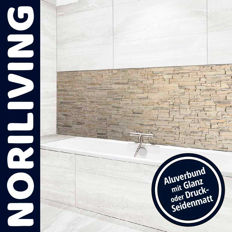 Modernes Badezimmer mit weißer Badewanne und stilvoller Steinwandverkleidung aus Aluverbund, ideal für ein schickes Design.