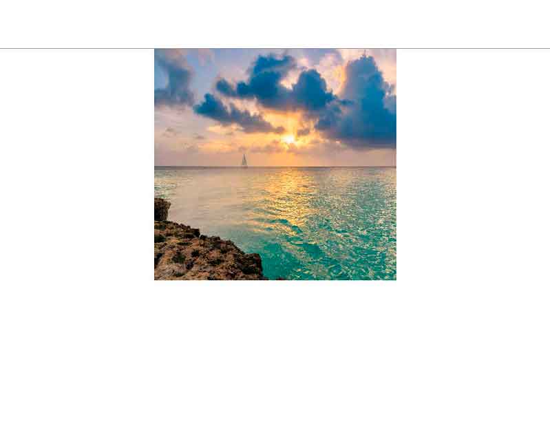 Ein beeindruckender Sonnenuntergang über dem Ozean mit lebhaften Farben und einer bewölkten Atmosphäre im Himmel.