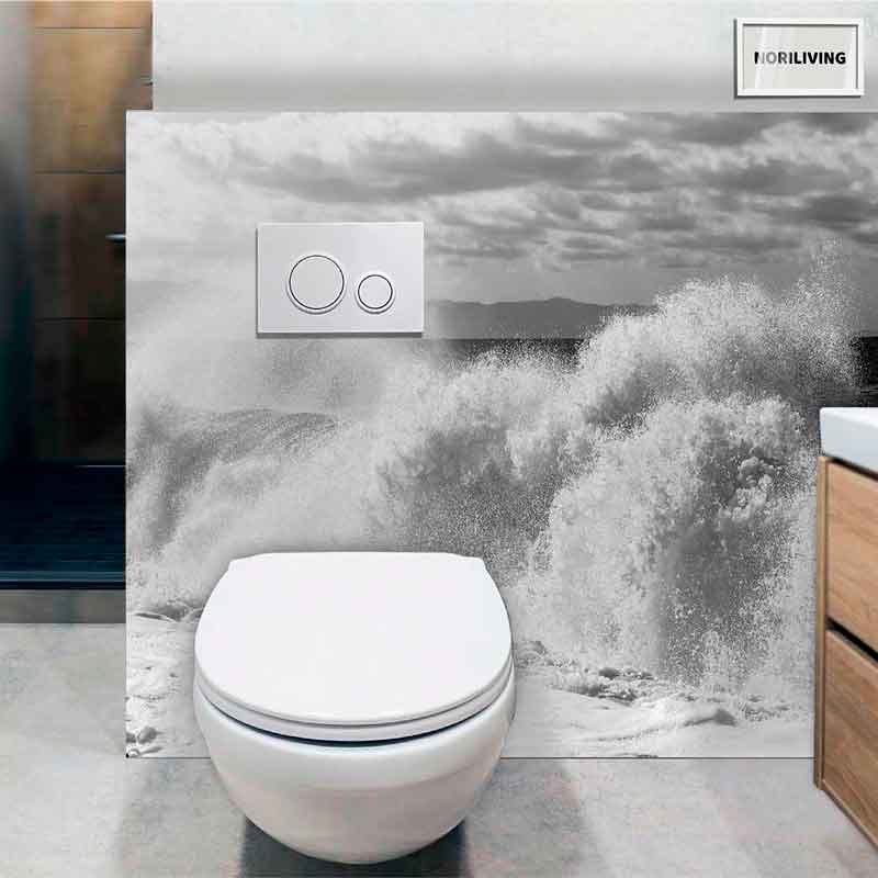 Moderne Toilette mit kreativer Wandgestaltung Toilette mit Wellenmotiv auf der Wand hinter der Toilette im Badezimmer