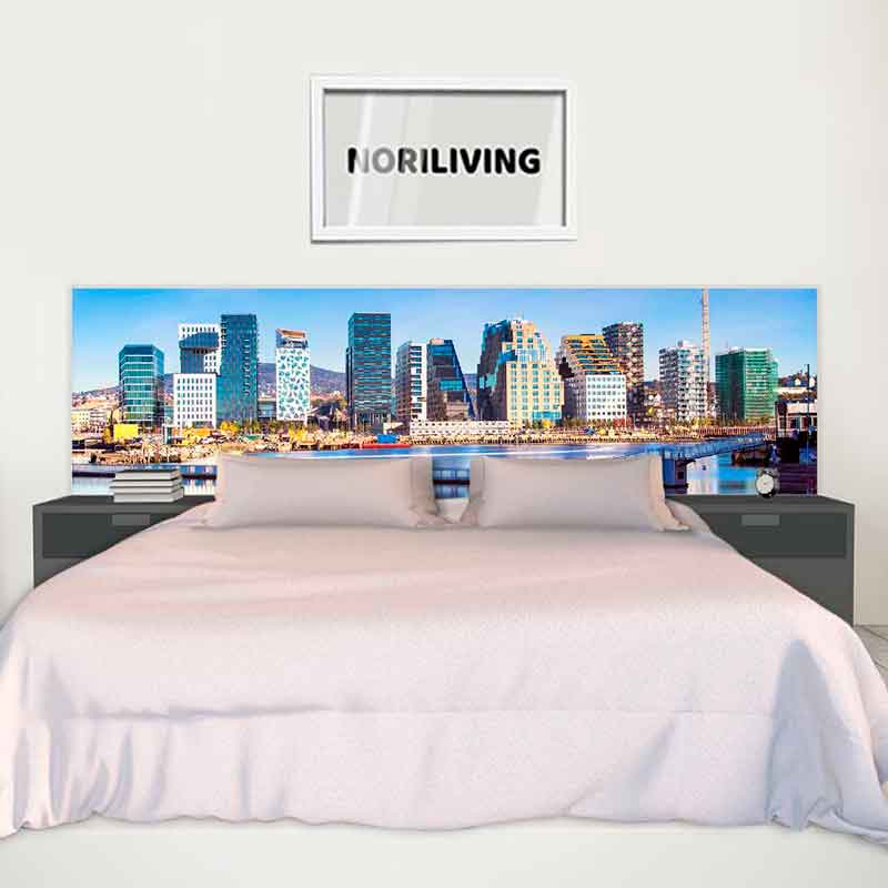 Schlafzimmer mit Doppelbett und Kopfteil mit Stadtbild von Oslo, umgeben von modernen Nachttischen