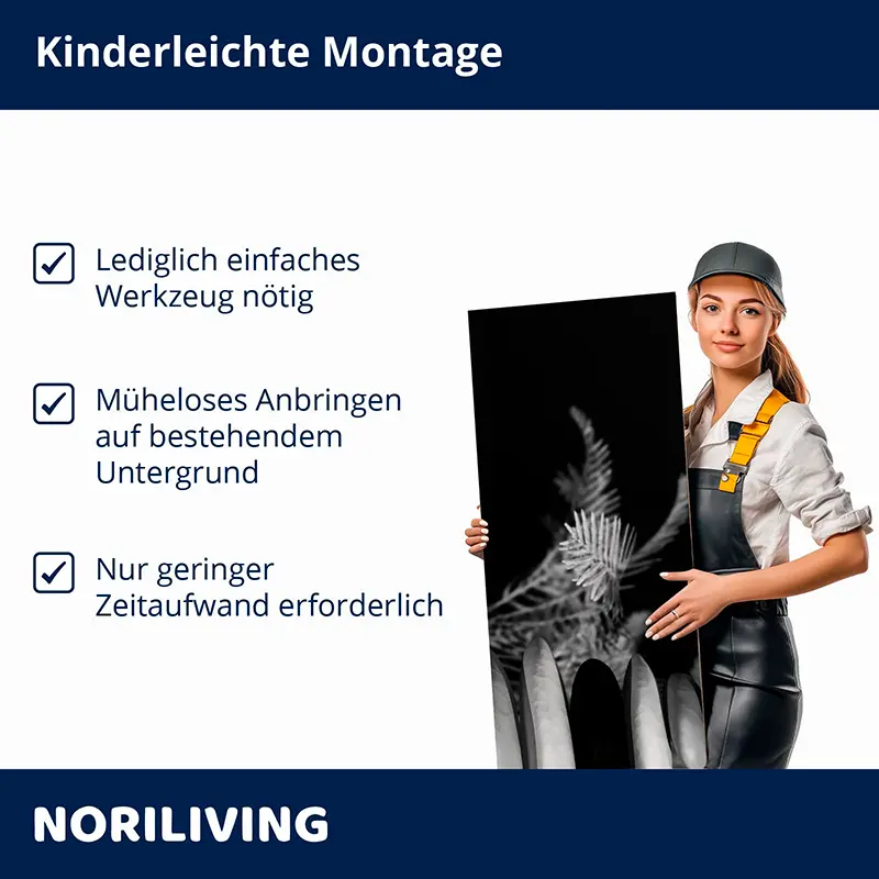 Frau hält schwarzes Wandpaneel mit Montagehinweisen