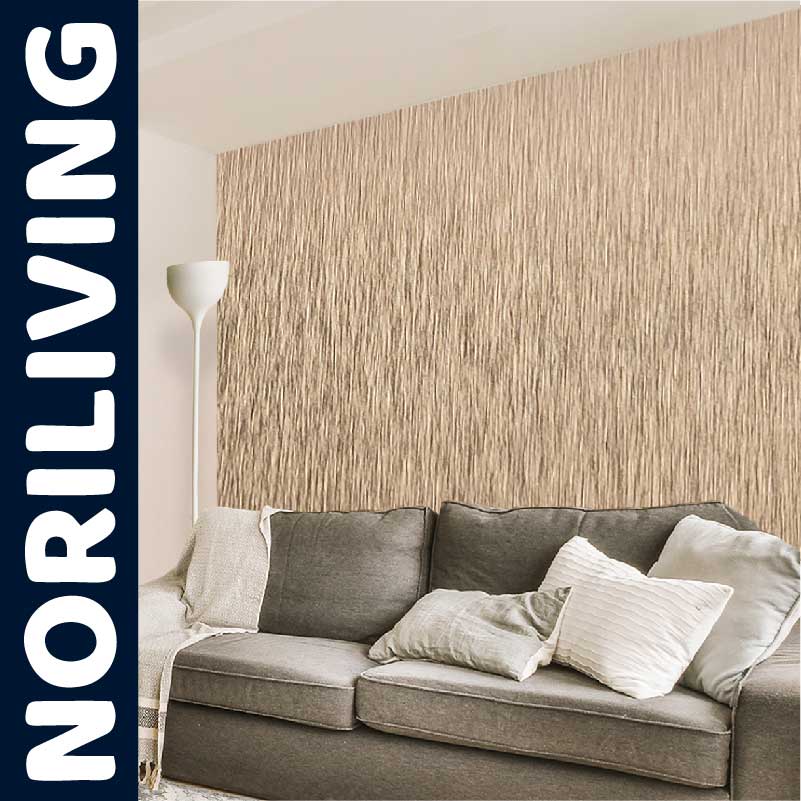 Gemütliches Wohnzimmer mit einer grauen Couch, Kissen und eleganter Wandverkleidung, neben einer modernen Stehlampe