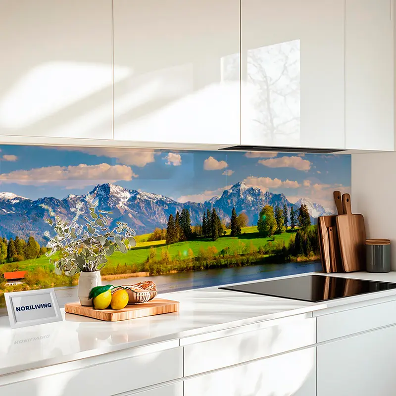 Weiße Küche mit Glasrückwand, Alpenlandschaft