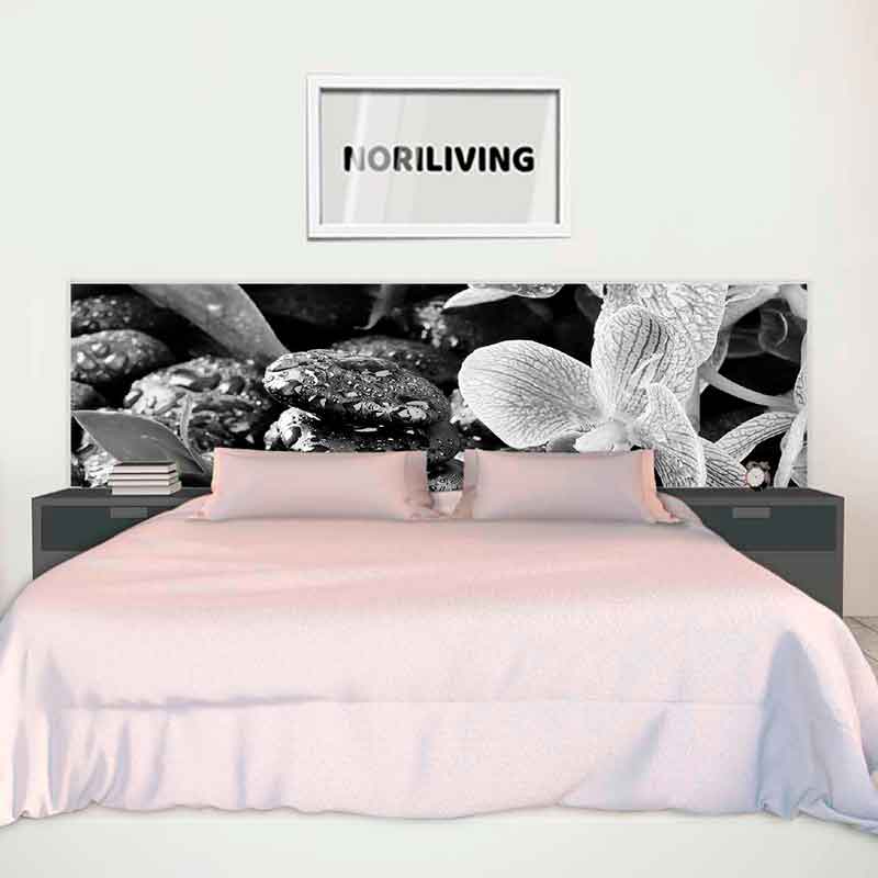 Minimalistisches Schlafzimmer mit großem Bett, schwarzem Kopfteil mit floralen Motiven und Wandbild 'Noriliving'