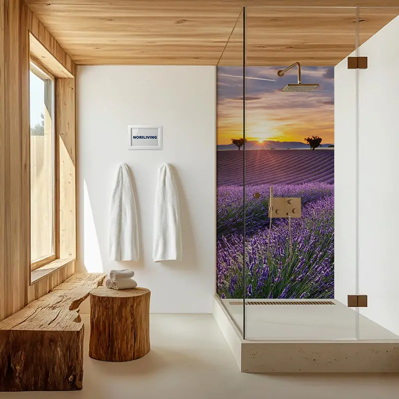 Badezimmer mit Glasdusche und Lavendelbild