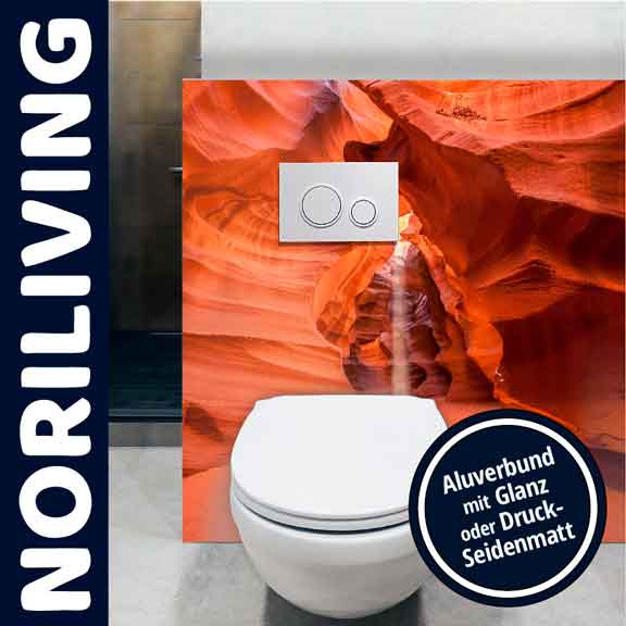 Toilette mit auffälliger Alubund-Rückwand in Rot-Orange von Noriliving, wahlweise in Glanz oder Druck-Seidenmatt.
