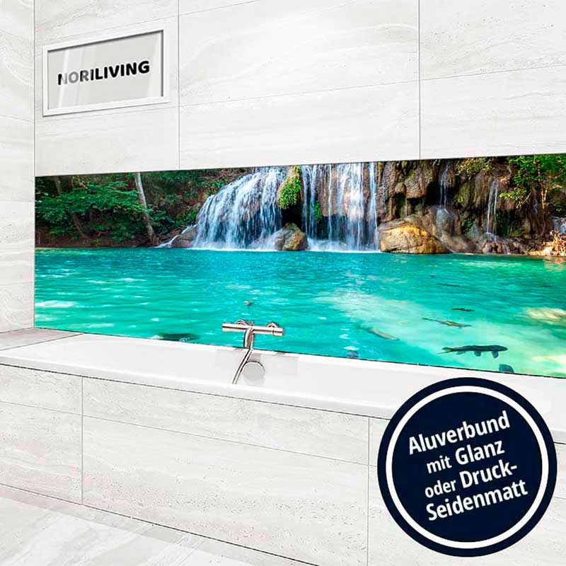 Badezimmer mit dekorativem Wasserfall-Motiv auf Aluverbundplatte hinter der Badewanne
