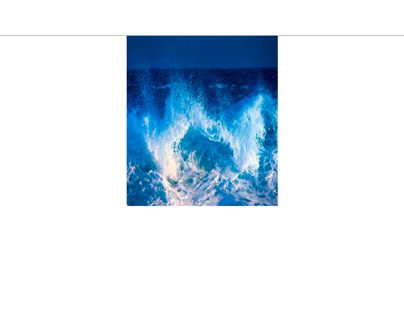 Nahaufnahme einer großen blauen Welle im Meer, die in den Himmel spritzt