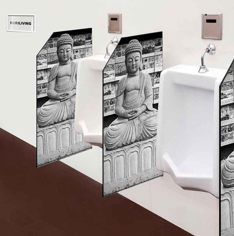 Urinalbereich mit Buddha-Motiv auf Trennwänden