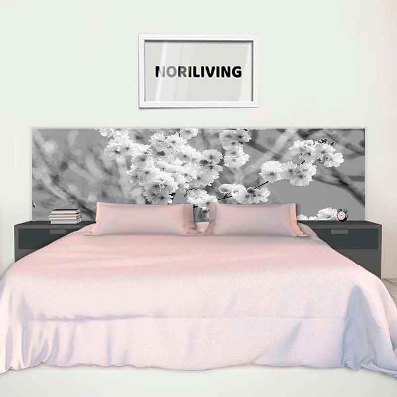 Schlafzimmer mit großem Bett, Blumenkopfteil und zwei Nachttischen