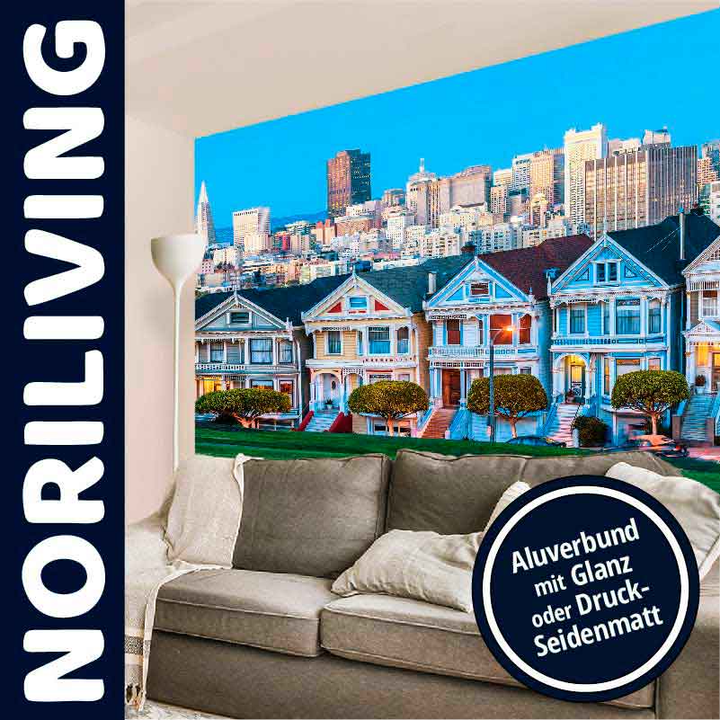 Wohnzimmer mit großer Fototapete eines Stadtbilds, auf Aluverbund mit Glanz oder Druck-Seidenmatt von Noriliving