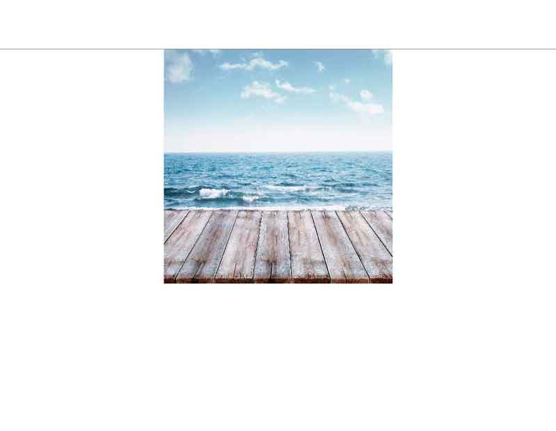 Holzdeck mit Meerblick und klarem Himmel Holzdeck überblickt ruhiges Meer unter blauem Himmel