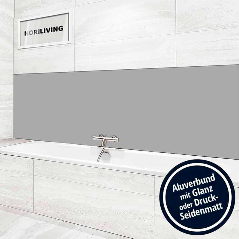 Elegantes Badezimmer mit grauer Aluverbund-Rückwand und Badewanne im minimalistischen Design