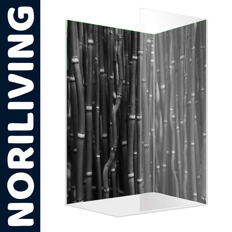 Schwarz-weiße Duschwand mit Bambus-Motiv und Schriftzug NORILIVING