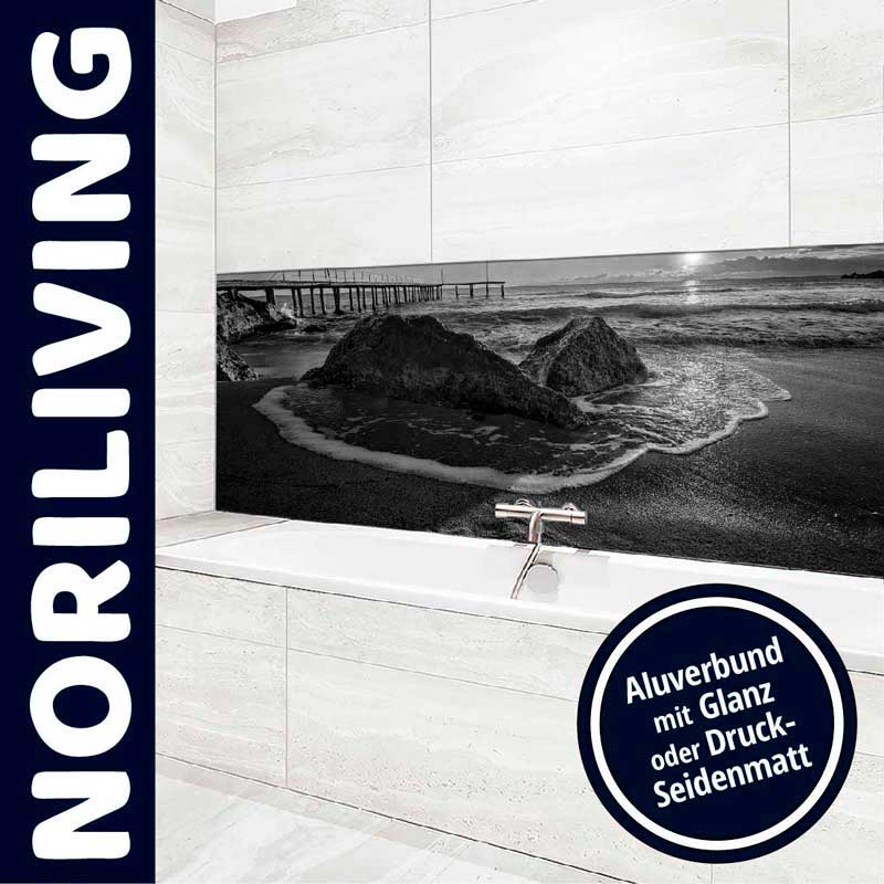 Badezimmer mit Wandbild von Noriliving, das eine Küstenlandschaft mit Felsen und Meer zeigt. Verfügbar in Aluverbund mit Glanz oder Druck-Seidenmatt.