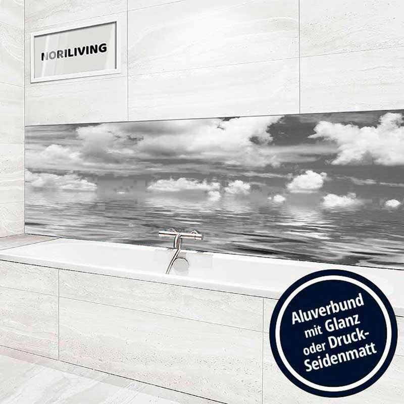 Badezimmer mit Aluverbund-Wand und Glanz oder Seidenmatt Druck, verziert mit einem Wolken- und Meerdesign