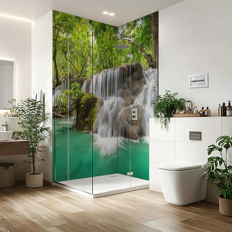 Badezimmer mit Glasdusche und Wasserfall-Tapete