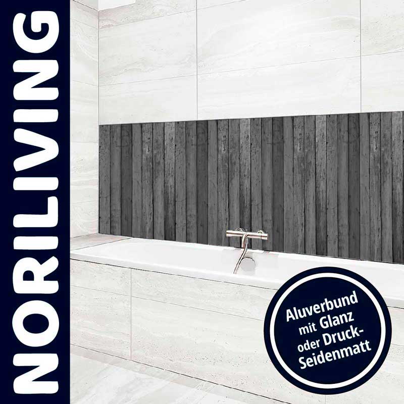 Modernes Badezimmer mit Badewanne und stilvoller Holzoptik-Rückwand aus Aluverbund von Noriliving, erhältlich mit Glanz oder Druck-Seidenmatt.