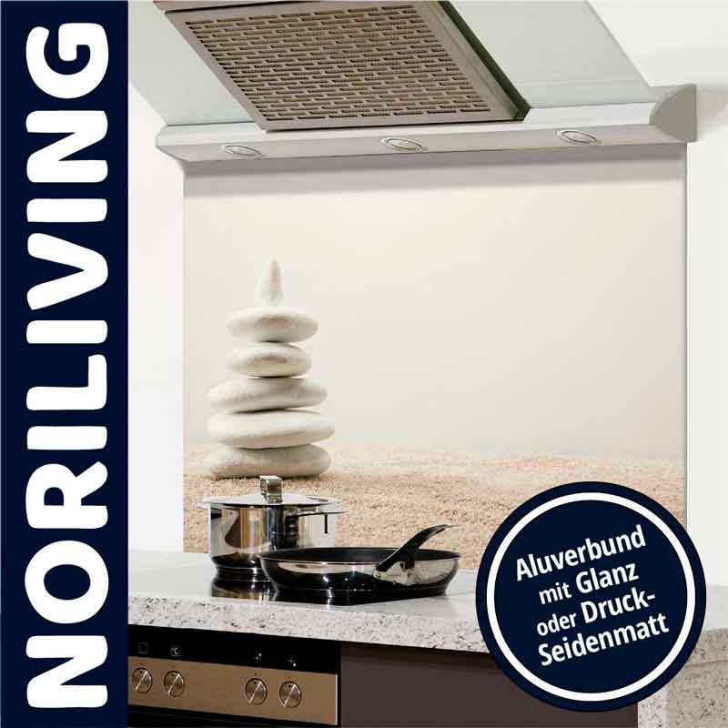 Küchenspritzschutz mit Zen-Motiv, glänzend oder seidenmatt, neben Edelstahl-Dunstabzugshaube und Kochtöpfen