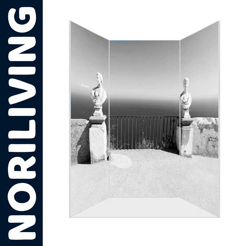 Schwarz-weißer Spiegel von Noriliving mit antikem Säulenrelief und Meerblick