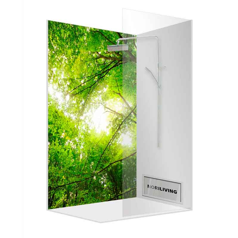 Moderne Duschkabine mit Naturmotiv und Regenduschkopf Duschkabine mit Waldbild auf der Glaswand und modernem Duschkopf von Noriliving