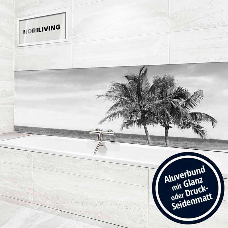 Modernes Badezimmer mit Aluverbund Rückwand, glänzend oder seidenmatt, mit Palmenmotiv über der Badewanne