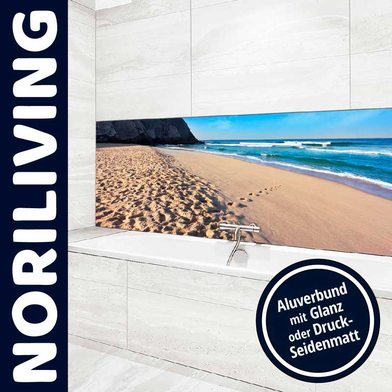 Sicht auf ein Badezimmer mit einem dekorativen Strandmotiv auf Aluverbund über der Badewanne