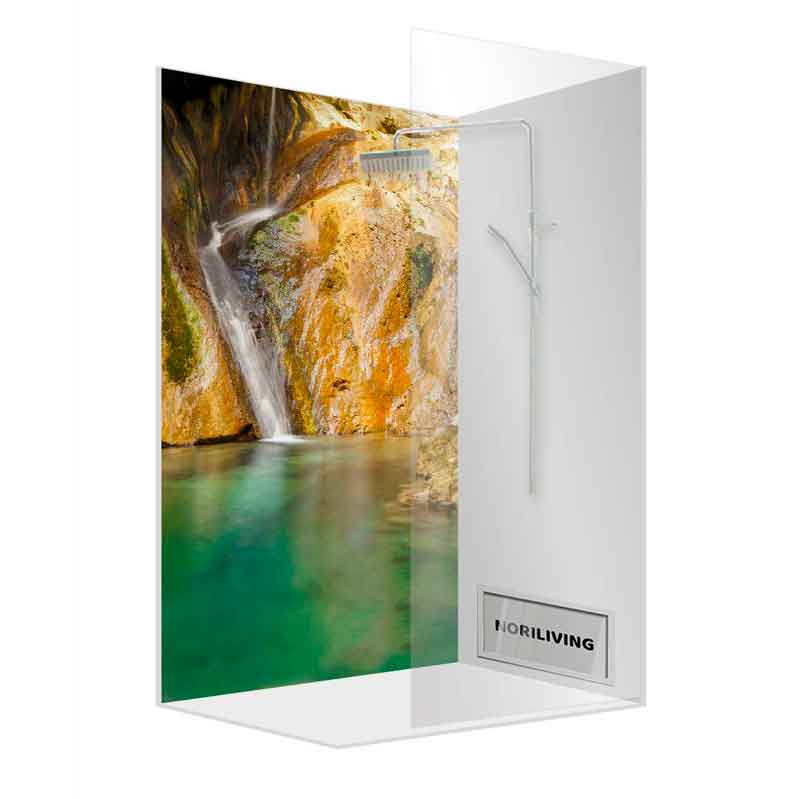 Duschkabine mit Glaswand und Motiv eines Wasserfalls, klares Wasser und Felsen im Hintergrund