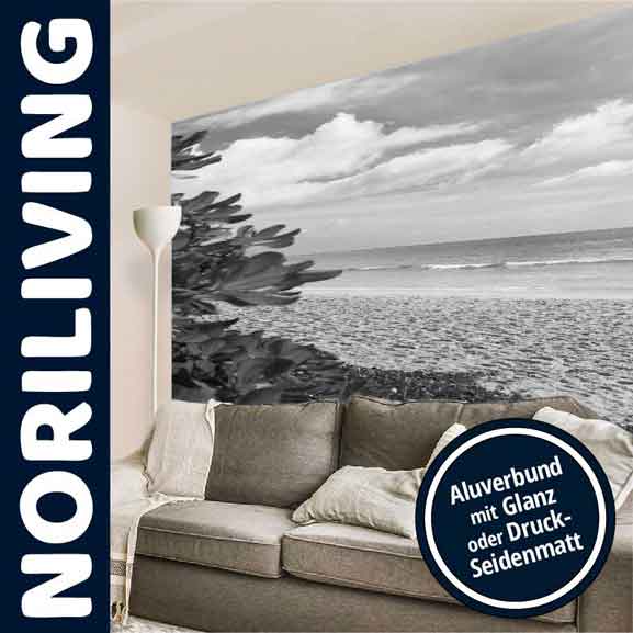Wohnzimmer mit einer dekorativen Strand-Fototapete von Noriliving in Schwarz-Weiß, die einen Strand und das Meer zeigt, auf Alu-Verbundmaterial mit Glanz- oder Druck-Seidenmatt-Oberfläche.