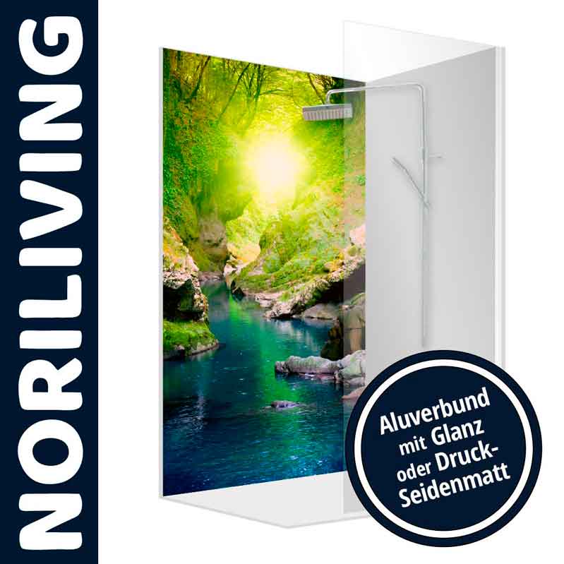 Duschwand mit natürlichem Fluss- und Waldmotiv von Noriliving Duschwand von Noriliving mit einem Motiv von einem Fluss und Wald, erhältlich in Aluverbund mit Glanz oder Druck-Seidenmatt