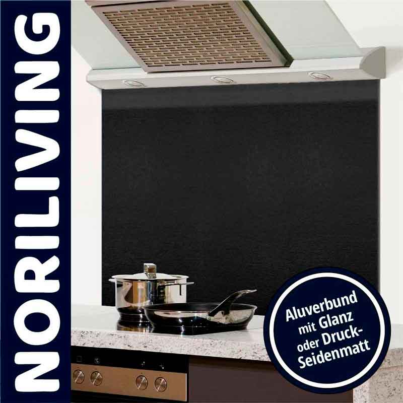 Küchenspritzschutz aus Aluverbund mit Glanz oder Druck-Seidenmatt, moderne Kücheneinrichtung mit Dunstabzugshaube und Töpfen