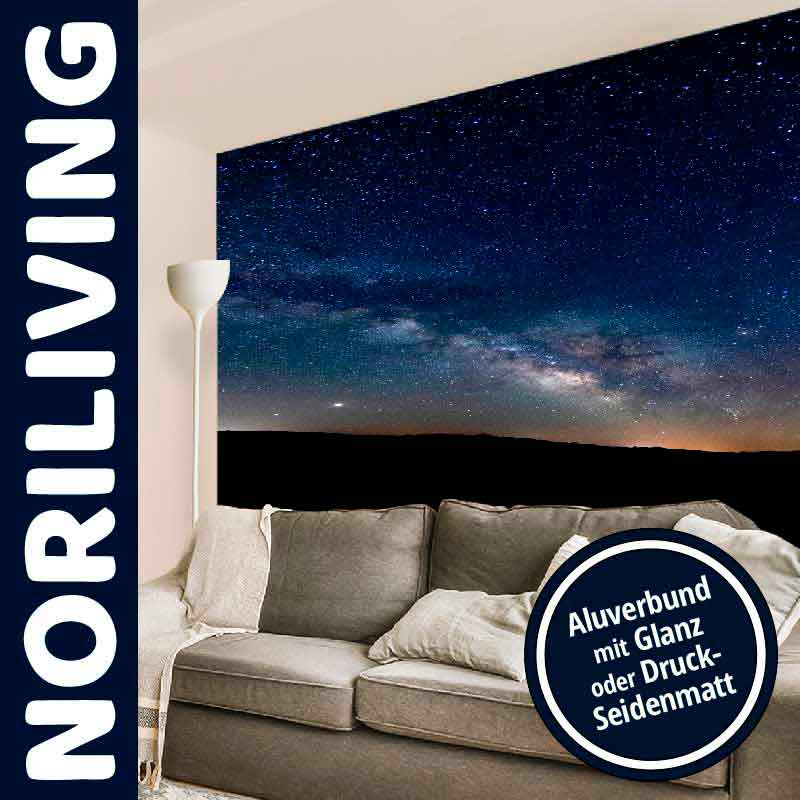 Graues Sofa vor einer Wand mit Sternenhimmel-Dekoration von NORILIVING, präsentiert in Aluverbund mit Glanz oder Druck-Seidenmatt.